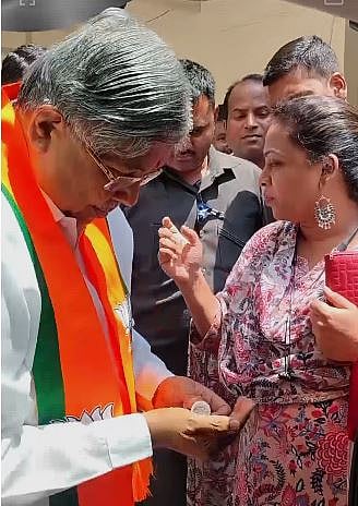 मंत्री चंद्रकांत पाटील जेव्हा ‘डॉक्टर’ होतात..