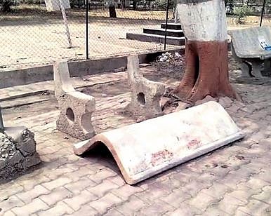 काँक्रिटचे बाकडे अंगावर पडून तीन चिमुकले जखमी..!