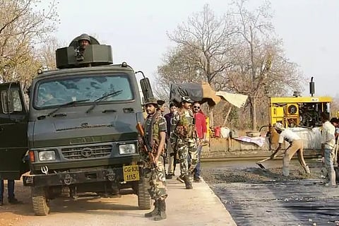 छत्तीसगड : निवडणूक ड्युटीवरून परतणाऱ्या CRPF जवानांची बस उलटली