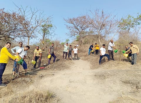 ढुम्या डोंगरावर झाडे जगविण्याची मोहीम..