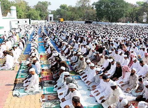 Pune : रमजान ईद उत्साहात; शुभेच्छांसाठी राजकीय पक्षांची चढाओढ