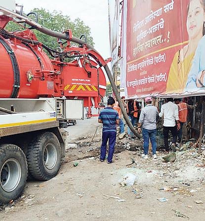 गटारातील गाळ काढण्यास सुरुवात; धायरीकरांमध्ये समाधान