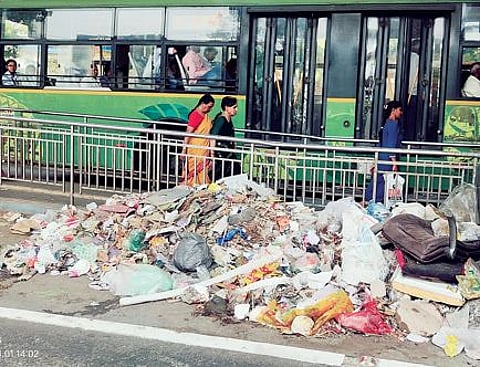 Pune : बीआरटी मार्गात कचर्याचे ढीग; बालाजीनगर परिसरातील चित्र