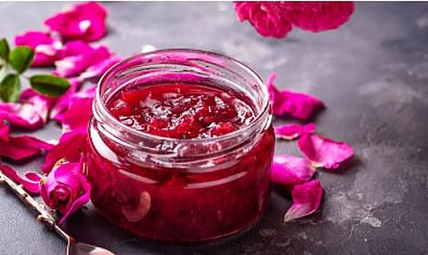 गुलकंद म्हणजे उन्हाळ्यातील गारवा; जाणून घ्या त्याचे अनेक फायदे