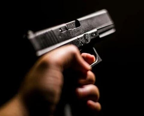 धक्कादायक ! पुण्यात पोलिस कर्मचाऱ्याने स्वतःवर गोळ्या झाडून संपवले जीवन