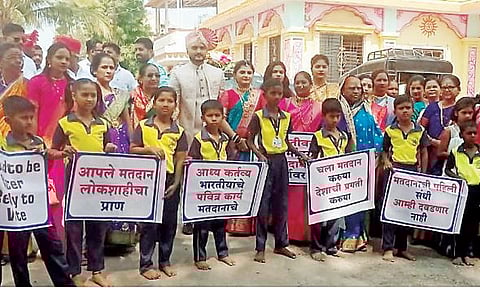 एक शपथ अशीही ! विवाह मंडपातच वधू-वराकडून मतदानाची शपथ