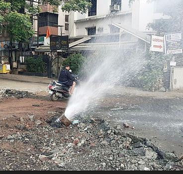 जलवाहिनी फुटल्याने पाण्याचा अपव्यय; जागरूक नागरिकांमुळे नासाडी टळली
