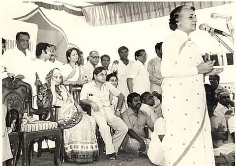 नांदेड - बोलताना पंतप्रधान इंदिराजी गांधी. या वेळी तत्कालिन मुख्यमंत्री अ. र. अंतुले, काँग्रेस प्रदेशध्यक्षा प्रेमलाताई चव्हाण व मागे उभ्या सूर्यकांता पाटील.