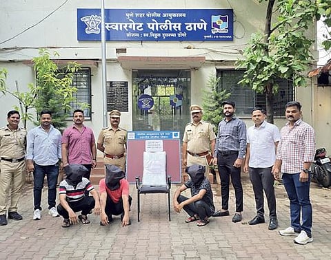 मोबाईल कंपनीचे ’लाइन कार्ड’ मशिन चोरणारे गजाआड..!