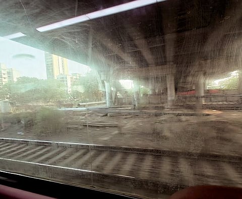 जादा पैसे मोजूनही होईना रेल्वेतून निसर्गदर्शन? काचा अस्वच्छ; प्रवाशांनी नाराजी