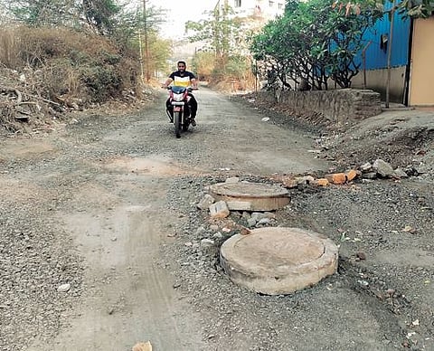 धायरी गावठाणात रस्त्यांची कामे अर्धवट; नागरिकांमधून तीव्र संताप व्यक्त
