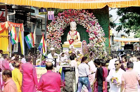 Pune : भगवान महावीरांना मिरवणुकीद्वारे अभिवादन..