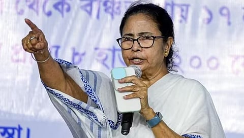 ब्रेकिंग : ममता बॅनर्जी पुन्हा जखमी, हेलिकॉप्टरमध्ये बसताना पाय घसरला