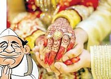 शुभेच्छा घ्या अन् मतदानरूपी आशीर्वाद द्या..! लग्न समारंभ बनले प्रचाराचे व्यासपीठ