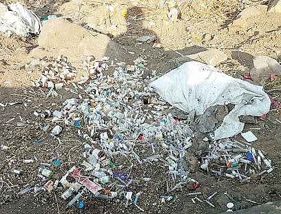 भिलारेवाडी वन विभागात वैद्यकीय कचरा; पर्यावरण व वन्यजीवांना धोका