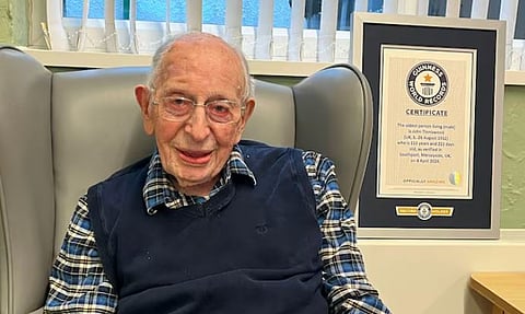 जगातील सर्वात वृद्ध व्यक्ती म्हणून इंग्लंडमधील १११ वर्षीय जॉन आल्फ्रेड टिनिसवूड यांच्या नावाची नोंद गिनीज वर्ल्ड रेकॉर्डमध्ये झाली आहे.