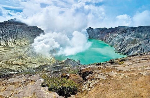 फोटो काढायला गेली आणि थेट ज्वालामुखीतच पडली