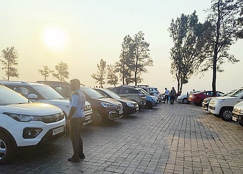 पानशेत रस्त्यावर वाहतूक कोंडी; नियोजनामुळे सिंहगड घाटात वाहतूक सुरळीत