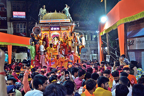 पंचवटी : बुरड गल्लीतून काळाराम मंदिराच्या दिशेने निघालेल्या रामरथाच्या दर्शनासाठी भाविकांनी अशी गर्दी केली होती. (छाया : हेमंत घोरपडे)