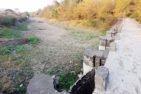 शिवगंगा नदीपात्राने गाठला तळ : पाणीटंचाईच्या झळा, चार्याअभावी जनावरे विकण्याची वेळ