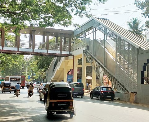 जे. एम. रोडला पादचारी पुलांचा साज; पादचार्यांना रस्ता ओलांडणे सोपे