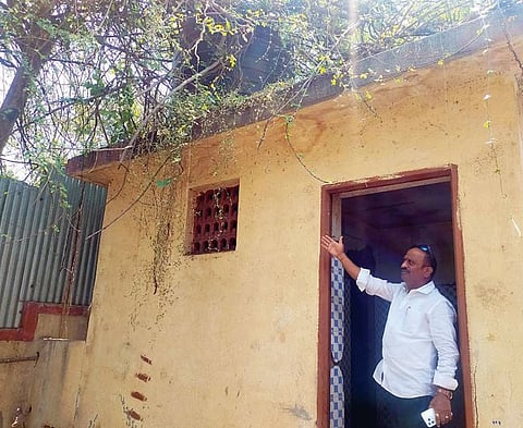 धायरीच्या पोकळे शाळेत अस्वच्छता अन् दुर्गंधी : विद्यार्थ्यांचे आरोग्य धोक्यात