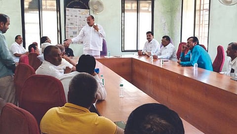 सिन्नर : कृषी उत्पन्न बाजार समितीच्या सभागृहामध्ये बैठकीत व्यापार्यांना मार्गदर्शन
करताना सभापती शशिकांत गाडे.