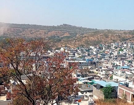 झोपडपट्ट्यांतील जगणंच धोकादायक; दाटीवाटीमुळे आगीच्या घटना