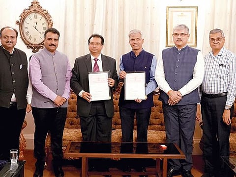 महाराष्ट्र राष्ट्रीय विधी विद्यापीठासोबत पुणे विद्यापीठाचा सामंजस्य करार..