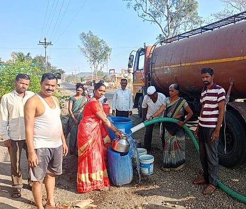 पाणी टंचाईचे सावट : पाण्यासाठी टँकरभोवती झुंबड