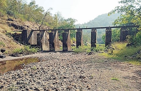 भीषण पाणीटंचाई ! वरोती येथे रेशनिंगप्रमाणे पाण्याचे वाटप