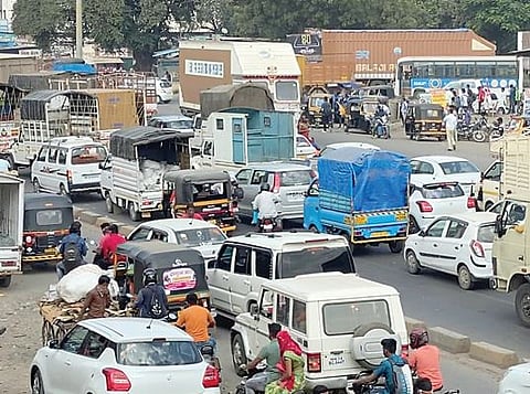 चाकण एमआयडीसी वाहतूक कोंडीचे केंद्र : वाहनचालकांसह प्रवासी त्रस्त