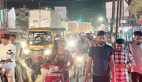 Chakan : वाहतूक कोंडीने चाकणकर बेजार..!