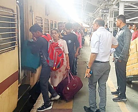 रेल्वे अधिकारी थेट प्लॅटफॉर्मवर; नेमकं कारण काय?