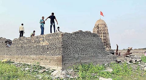 ‘उजनी’तील पळसनाथ मंदिराला ‘या’ कारणामळे धोका..!