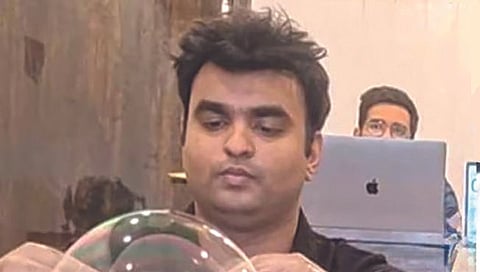 बुडबुड्यात ठेवून सेकंदांमध्ये सोडवले रुबिक्स क्यूब