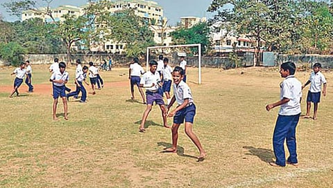 शिक्षण : शाळांना मैदान सक्तीचे