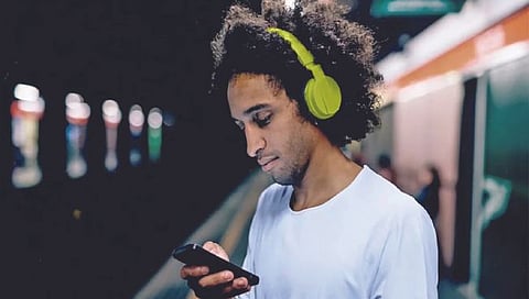इअरफोन, इअरबडस्च्या अतिवापराने संभवतो ‘हा’ धोका