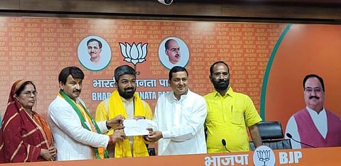 बिहारमधील प्रसिद्ध यूट्यूबर मनीष कश्यप आज (दि.२५) भाजपमध्ये दाखल झाले. यावेळी भाजपचे नेते ते मनोज तिवारी आणि अनिल बलुनी यांची प्रमुख उपस्थिती होती.