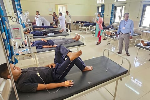 धक्कादायक! कडुस येथे ८० विद्यार्थ्याना विषबाधा..