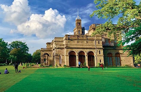 मार्गदर्शकांना संशोधविद्यार्थ्यांकडून भेटवस्तू, पार्टीची अपेक्षा; विद्यापीठाची बदनामी