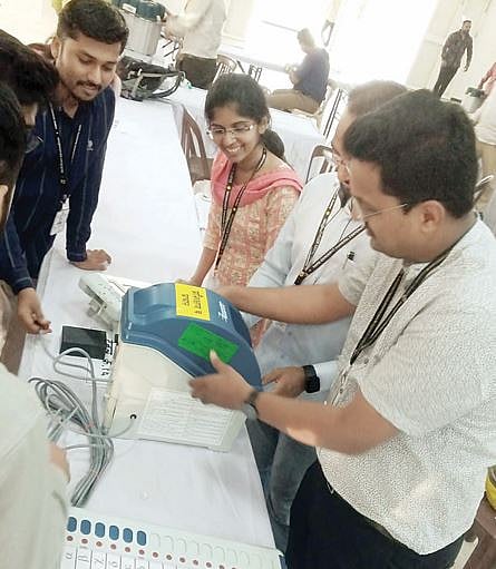 loksabha election : सेक्टर अधिकार्यांना मतदान कसे करावे याचे प्रशिक्षण