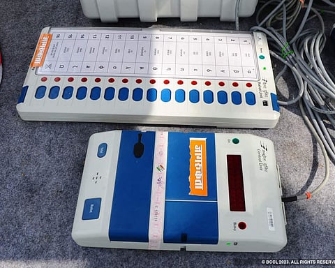 एका उमेदवाराच्या एंट्रीमुळे वाढवावे लागले एक यंत्र; चार मतदारसंघांसाठी तीन मतदान यंत्रे