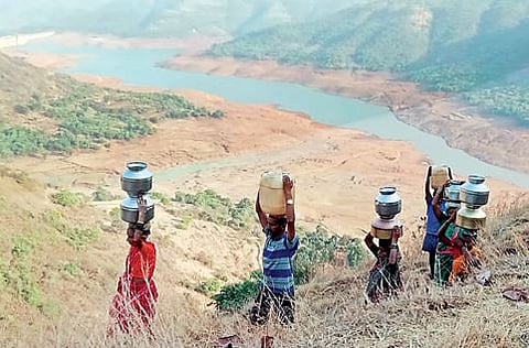 पाणीटंचाईच्या झळा ! हंडे भरून डोंगरदर्यात पायपीट