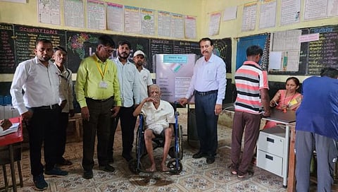 नाशिक : अतिदुर्गम भागात मालगव्हाण मतदान केंद्रावर मतदानाचा हक्क बजावताना ग्रामस्थ.