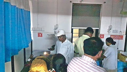 वणी : मोबाइल टॉर्चच्या प्रकाशात उपचार करताना आरोग्यसेवक. (छाया : अनिल गांगुर्डे)