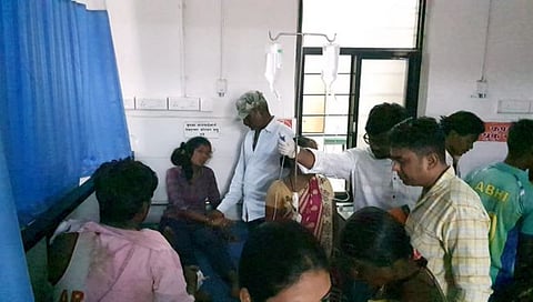 Nashik accident | मजुरांना घेऊन जाणारी पिकअप उलटली ; एक ठार, ३२ जखमी