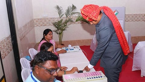 लोकसभेची रणधुमाळी : चौथ्या टप्प्यातील मतदानास सुरवात, जळगाव मध्ये जिल्हाधिकारी यांनी बजावला मतदानाचा हक्क