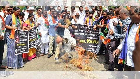 नाशिक : आंदोलनकर्ते चांगलेच आक्रमक झाले असून जितेंद्र आव्हाडांचा प्रतिकात्मक पुतळा जाळण्याचाही प्रयत्न यावेळी करण्यात आला.(छाया: हेमंत घोरपडे)