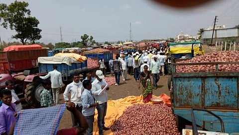 Onion News | निर्यात शुल्क अधिक असल्याने निर्यातीला महत्व नाही, दोन पैसै पदरात पडू द्या शेतकऱ्यांची सरकारला साद